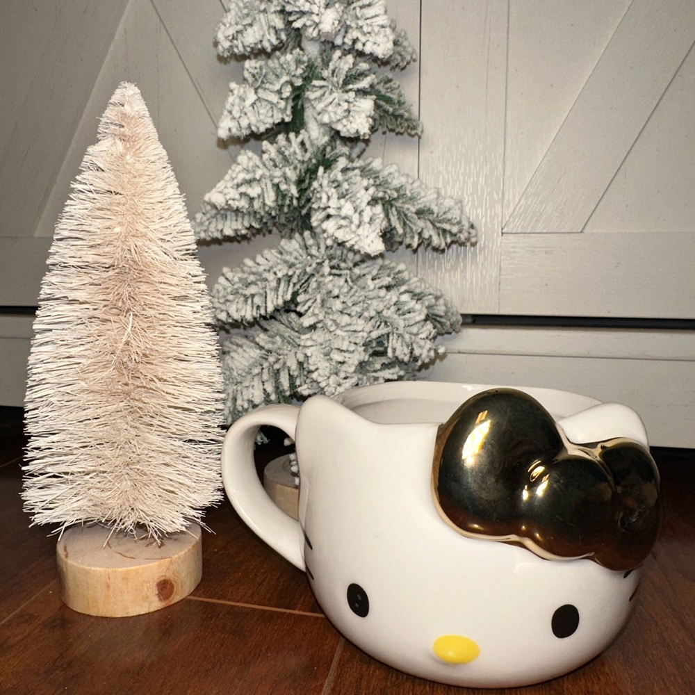 Hello Kitty Gold Bow Mug - Picture 2 of 5